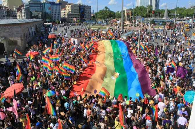 Gay_pride_Istanbul_at_Taksim_Square
