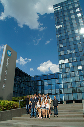 Die "Sidekick"-Redaktion vor dem Verlagsgebäude der Süddeutschen Zeitung